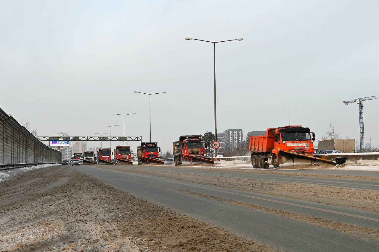 Снегоуборочные машины на дорогах