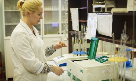 Девушка проводит исследование