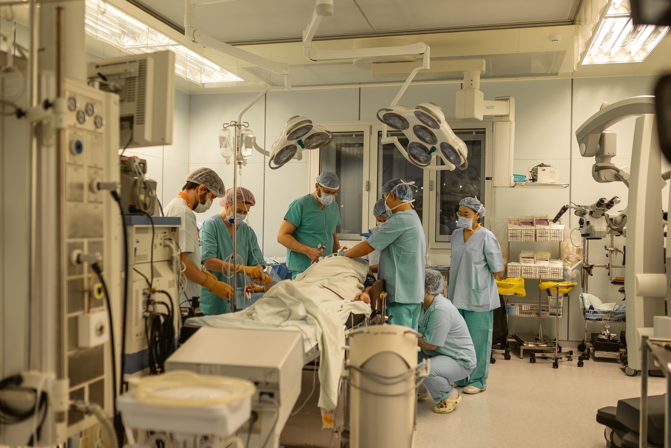 Врачи делают операцию