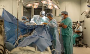 Врачи выполняют операцию