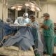Врачи выполняют операцию