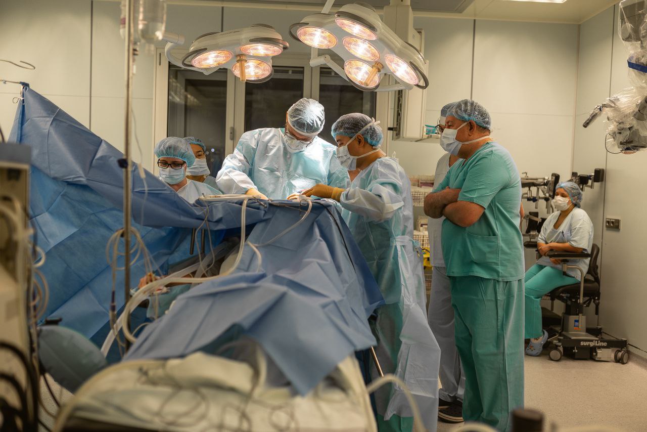 Врачи выполняют операцию