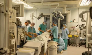 Врачи во время операции