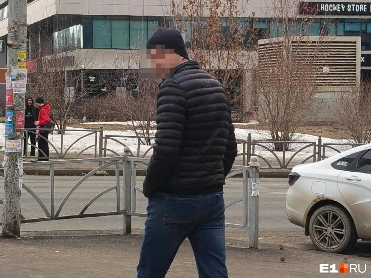 Мужчина домогается до женщин в Екатеринбурге