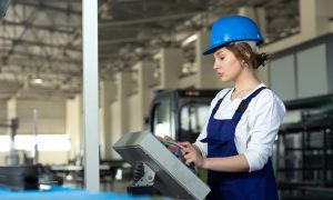 Женщина на заводе