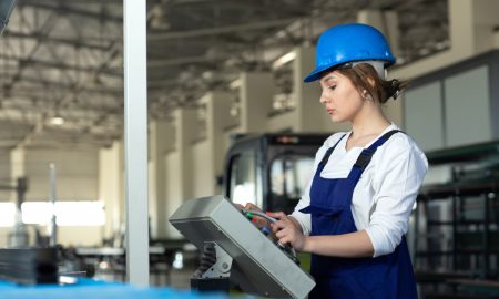 Женщина на заводе