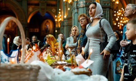 Люди в церкви