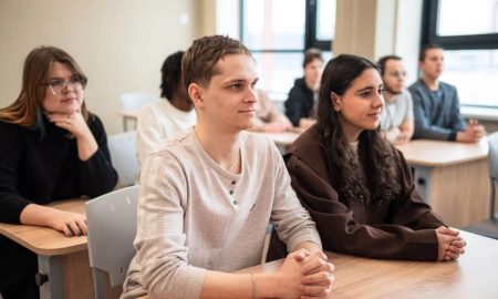 Студенты сидят за партой