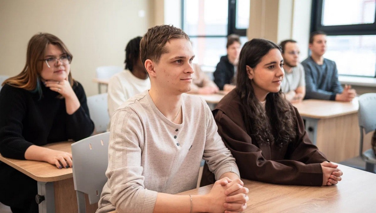 Студенты сидят за партой