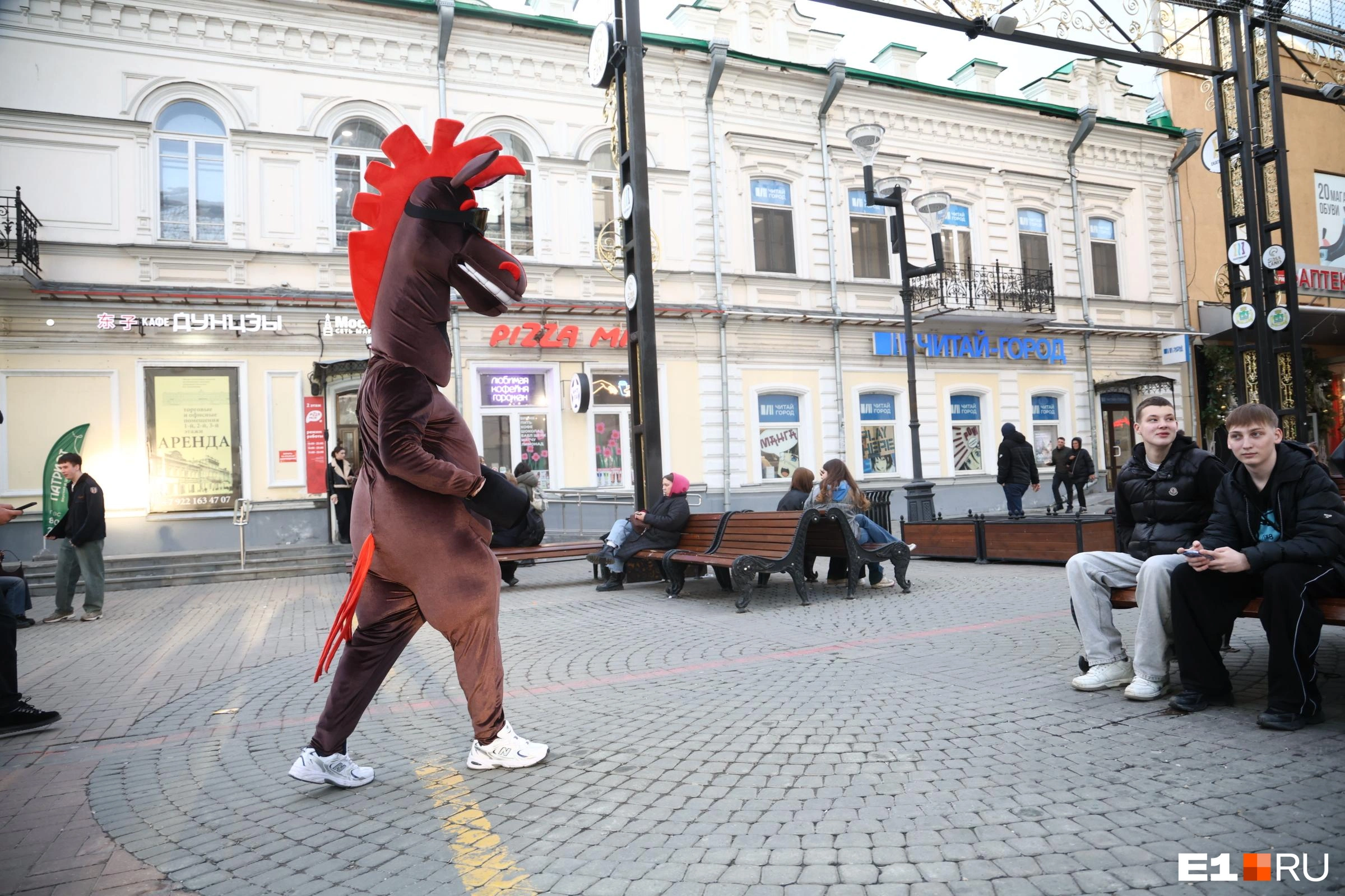 Аниматор на улице Вагнера в Екатеринбурге