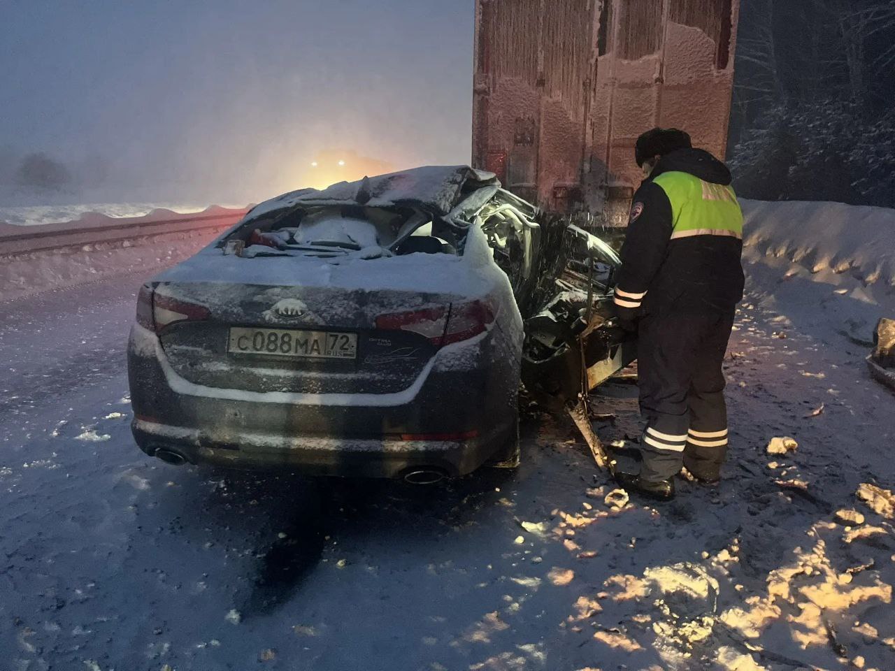 Смертельная авария на пути в Тюмень: легковушка влетела в стоящий Sitrak