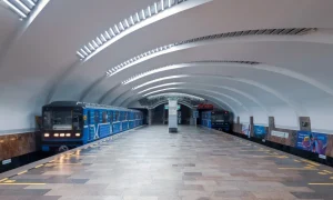 Поезд на станции метро