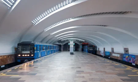 Поезд на станции метро