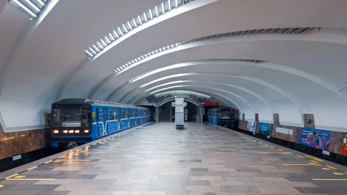 Поезд на станции метро