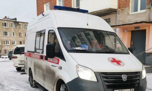 Скорая помощь у подъезда дома