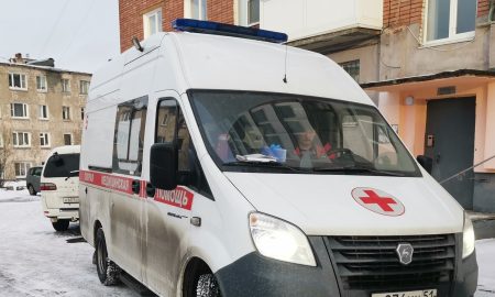 Скорая помощь у подъезда дома