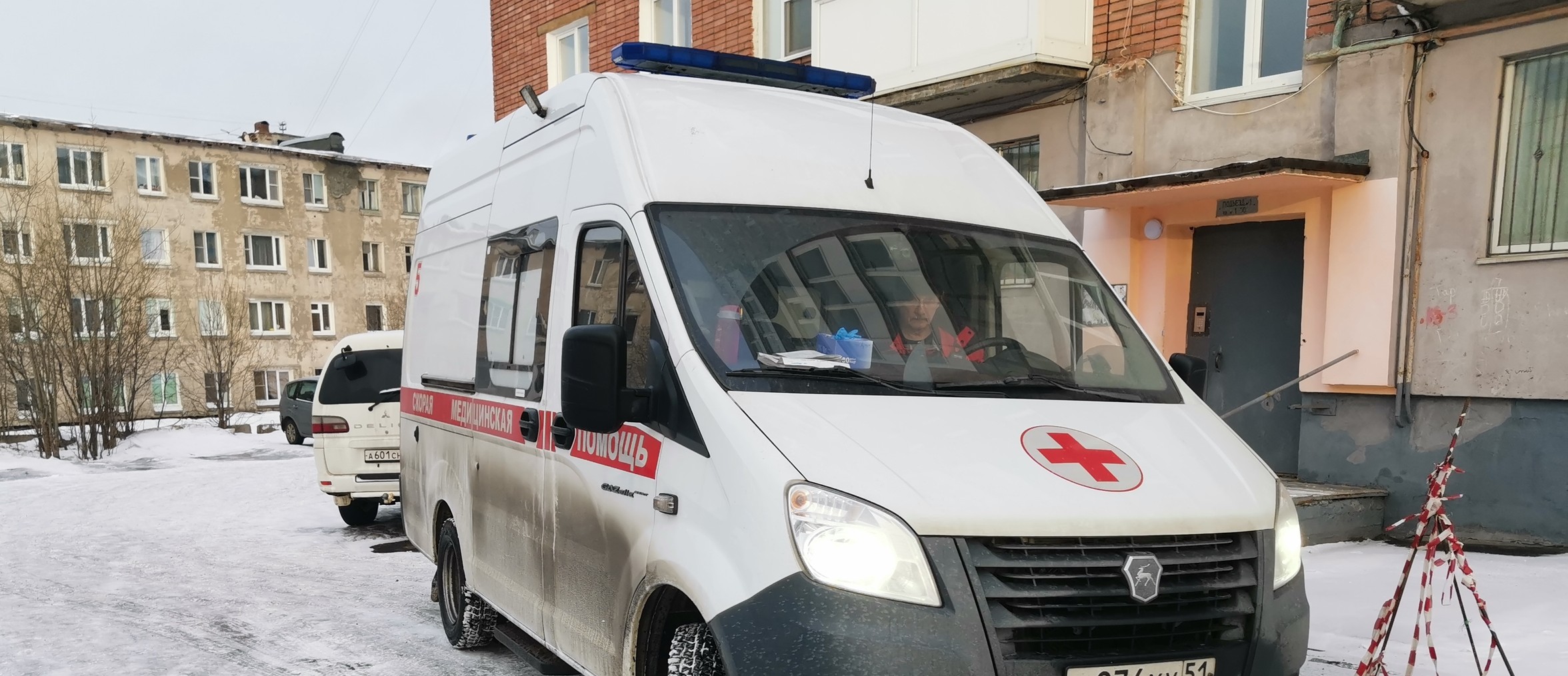 Скорая помощь у подъезда дома