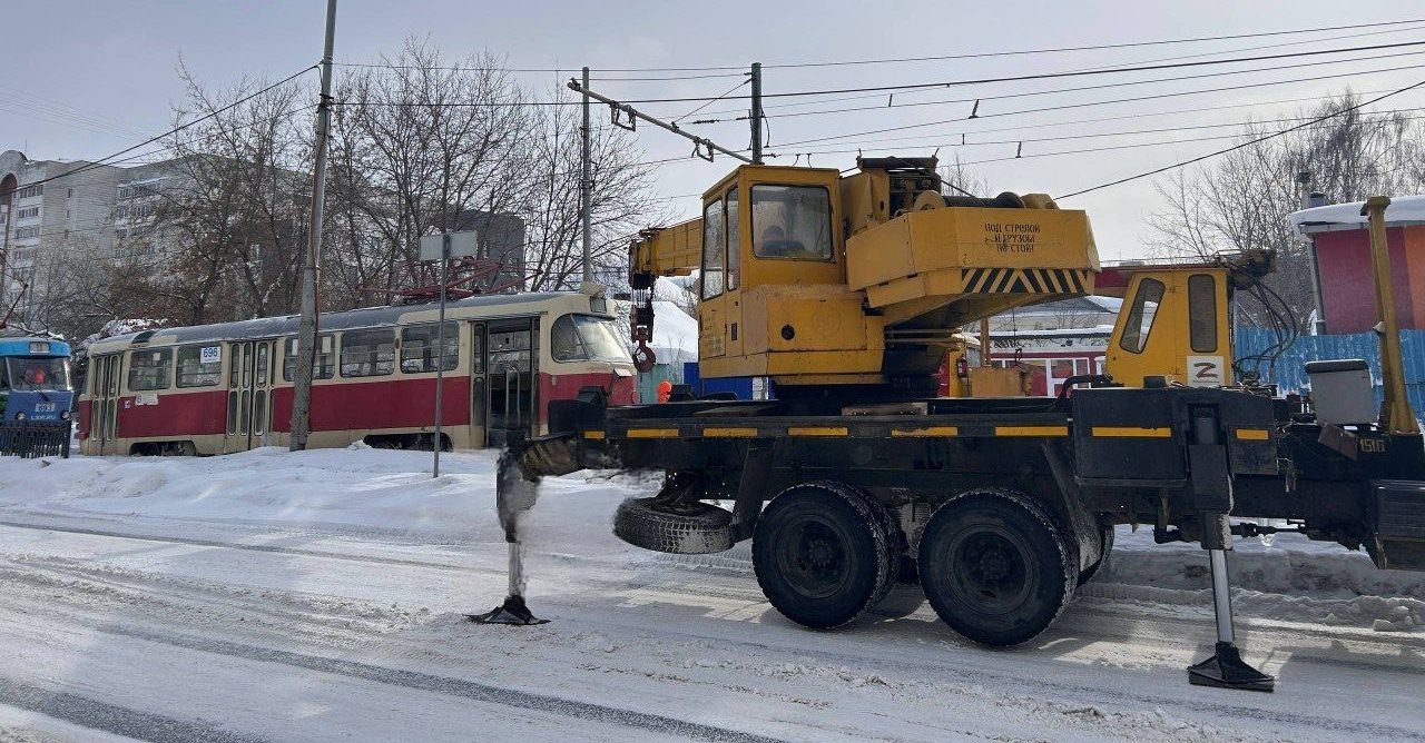 Трамвай 19-й сошёл с рельсов на Татищева в Екатеринбурге 9 марта 2026 года