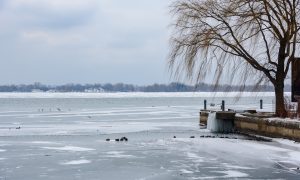 Замерзшая река