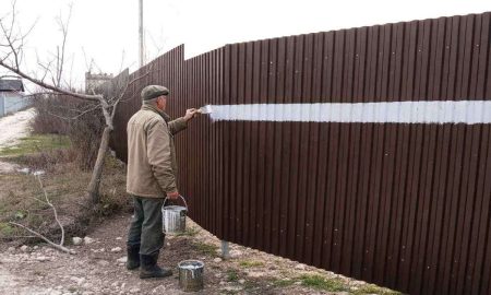 белая линия на заборе