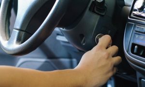 завел автомобиль