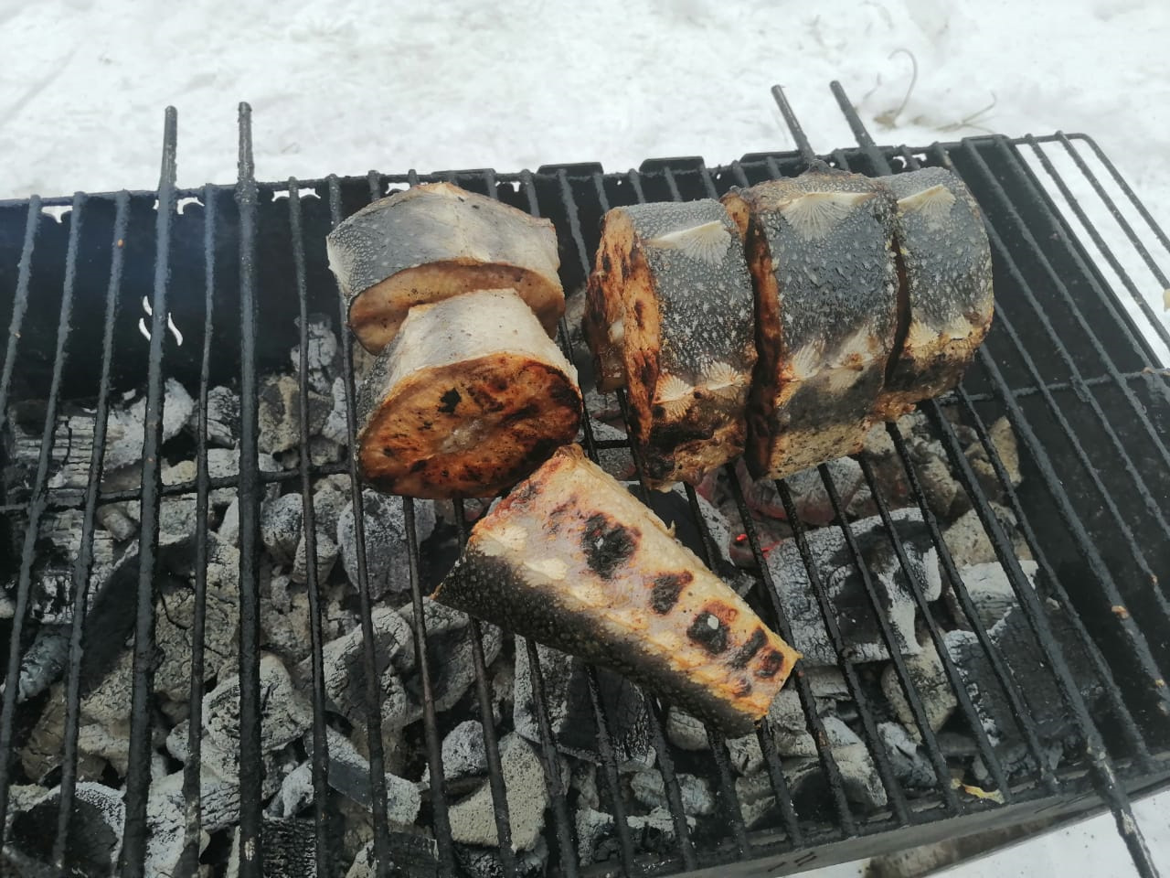 осетр на углях с овощами