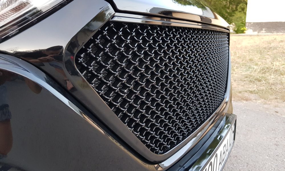 решётка на автомобиле