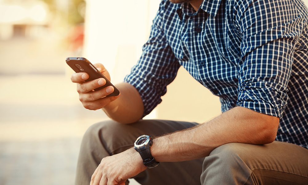 Мобильный телефон в руке