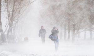 Прохожие во время снежного шторма в Екатеринбурге