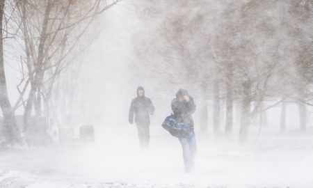 Прохожие во время снежного шторма в Екатеринбурге
