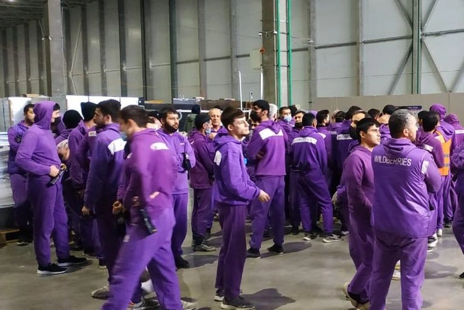 Сотрудники маркетплейса на складе