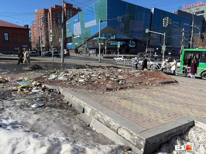 Мусор на дороге