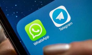 Иконки WhatsApp и Telegram на экране смартфона.
