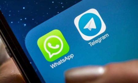 Иконки WhatsApp и Telegram на экране смартфона.