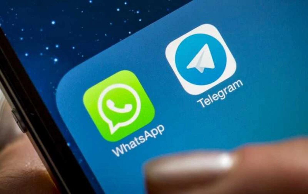 Иконки WhatsApp и Telegram на экране смартфона.