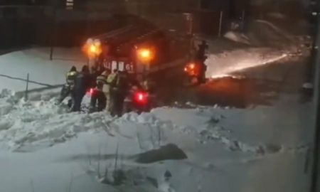 Пожарная машина застряла в сугробе