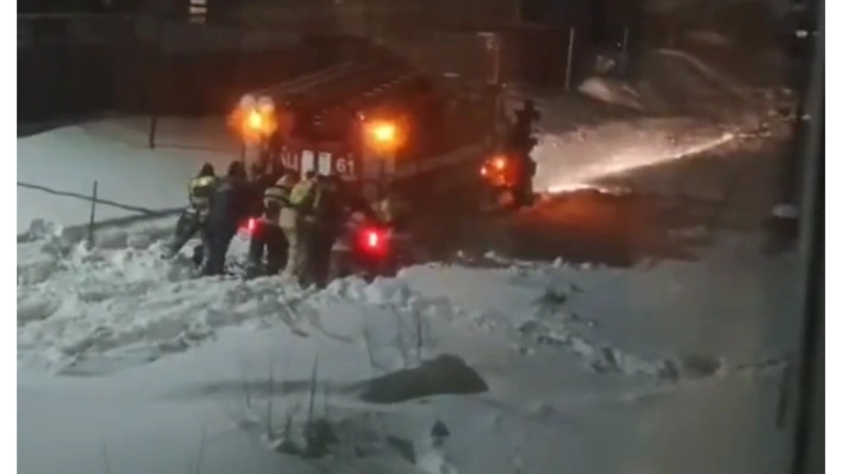 Пожарная машина застряла в сугробе