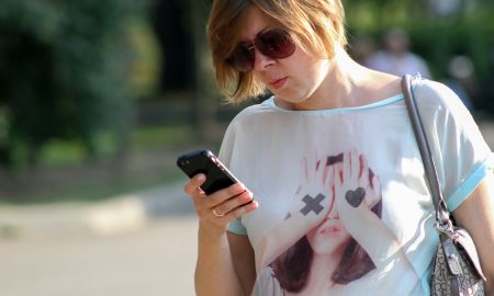 Девушка идет и смотрит в телефон