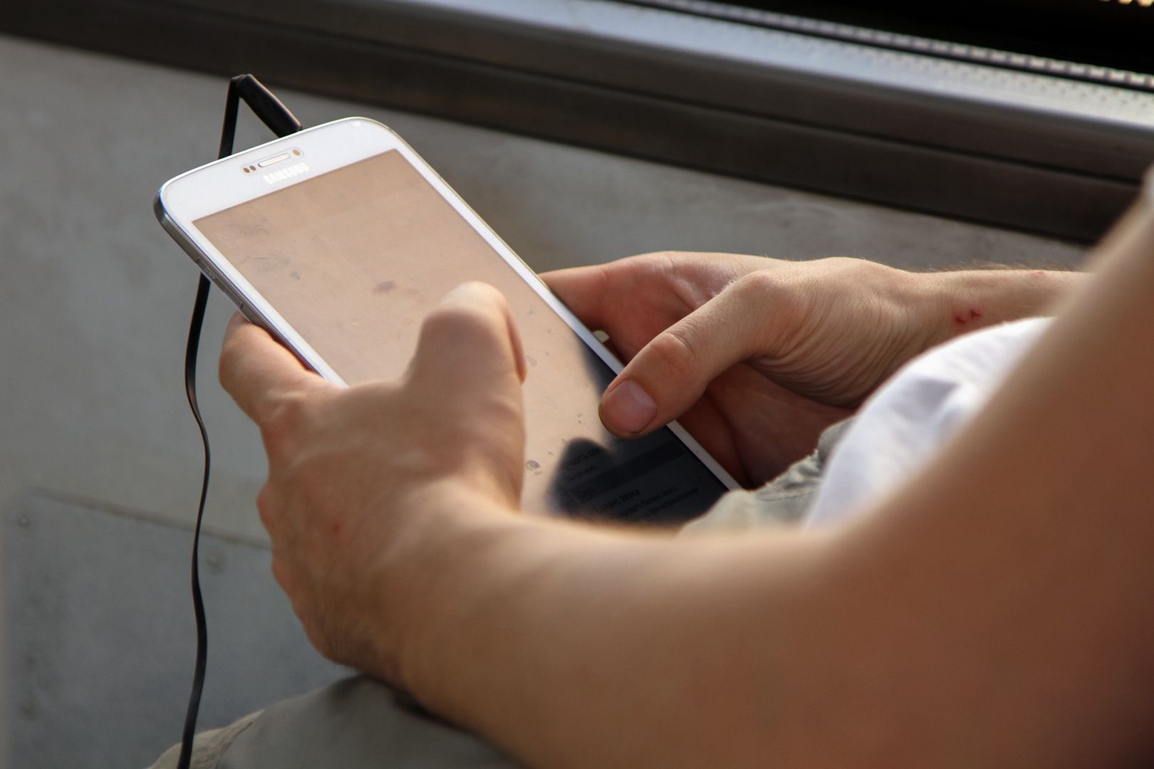 Мужчина сидит в телефоне