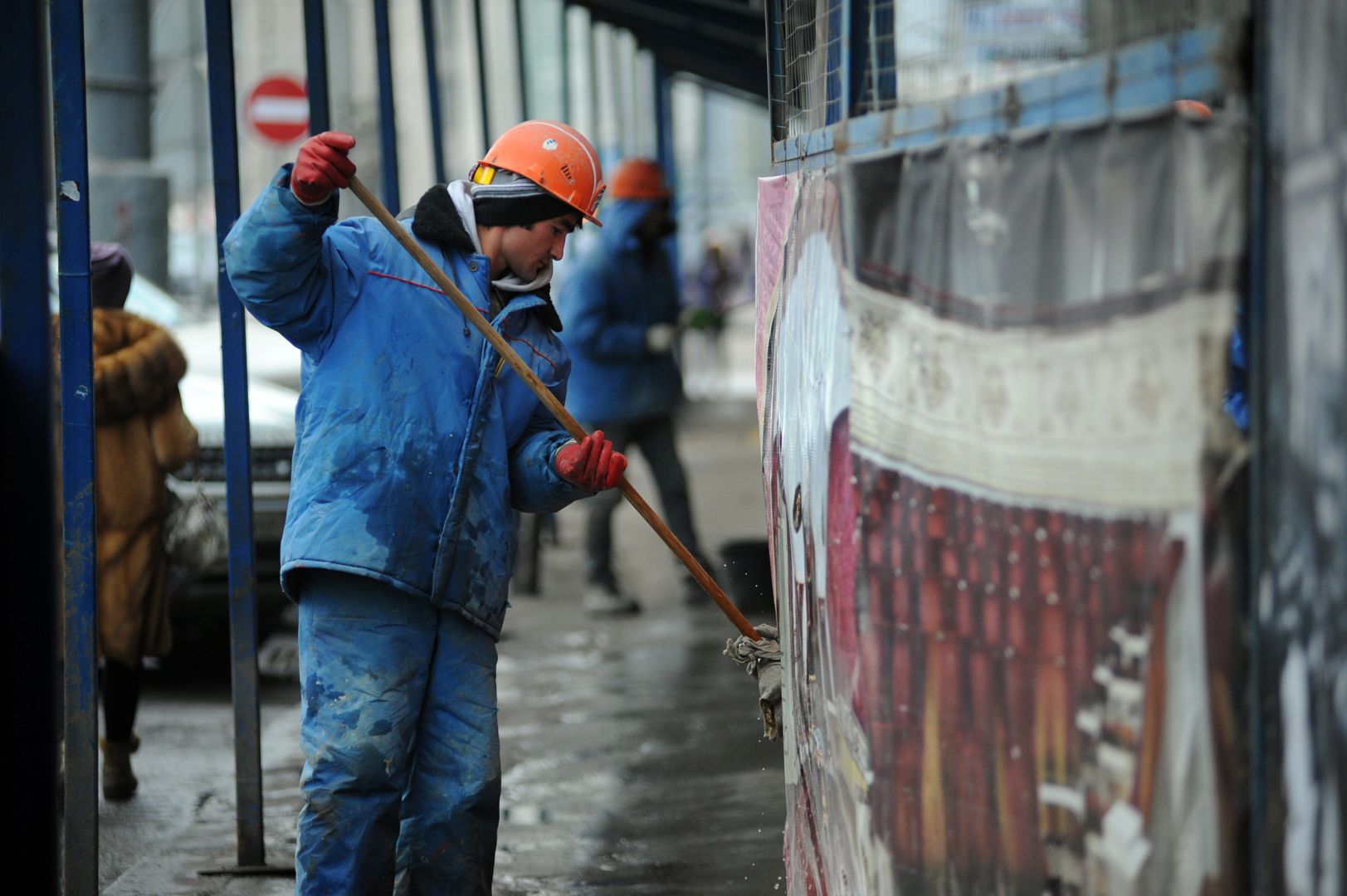 Мигрант на стройке