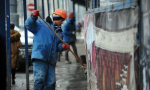 Мигрант работает на улице