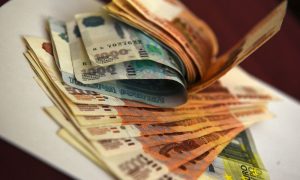 Большое количество денег на столе