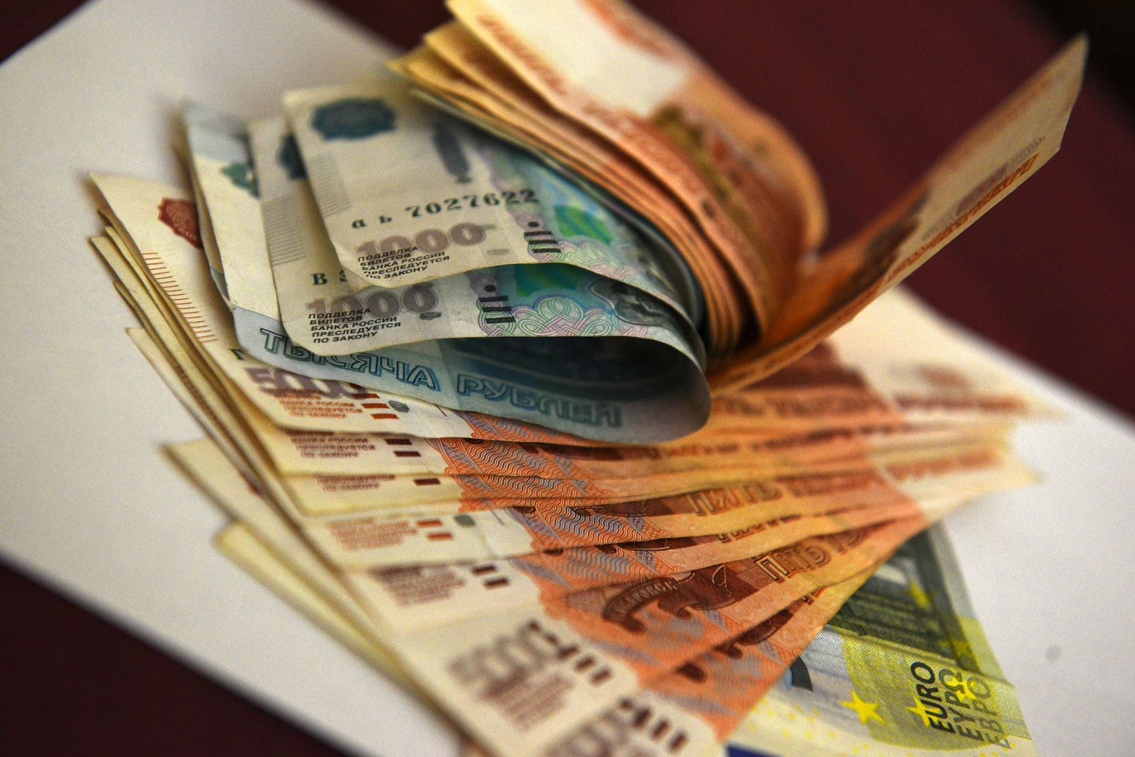 Большое количество денег на столе