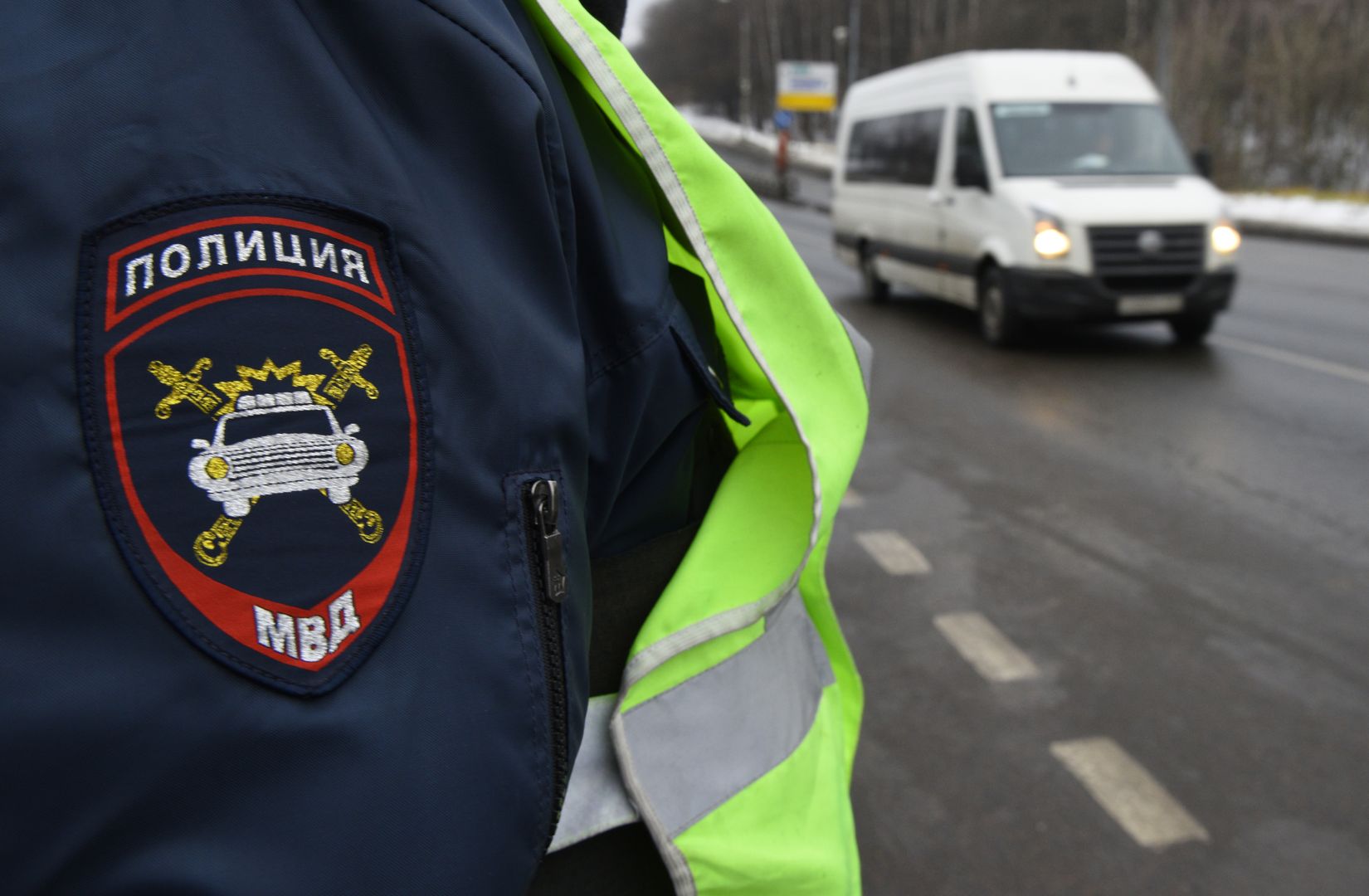 Сотрудник ГИБДД стоит на дороге