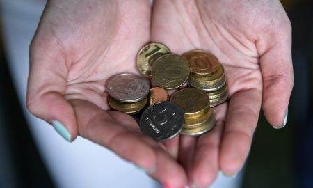 Монеты в руках