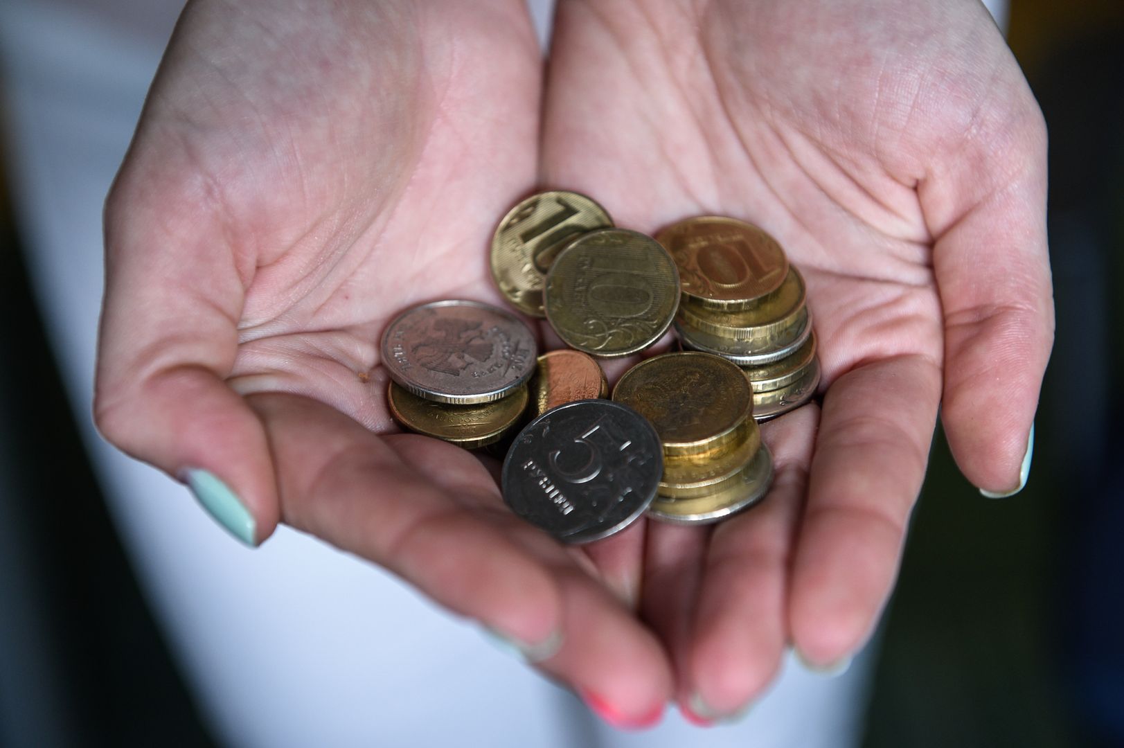 Монеты в руках