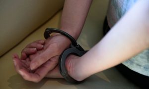 Мужчина в наручниках