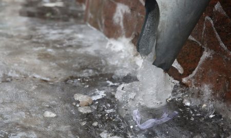 Лед на трубе