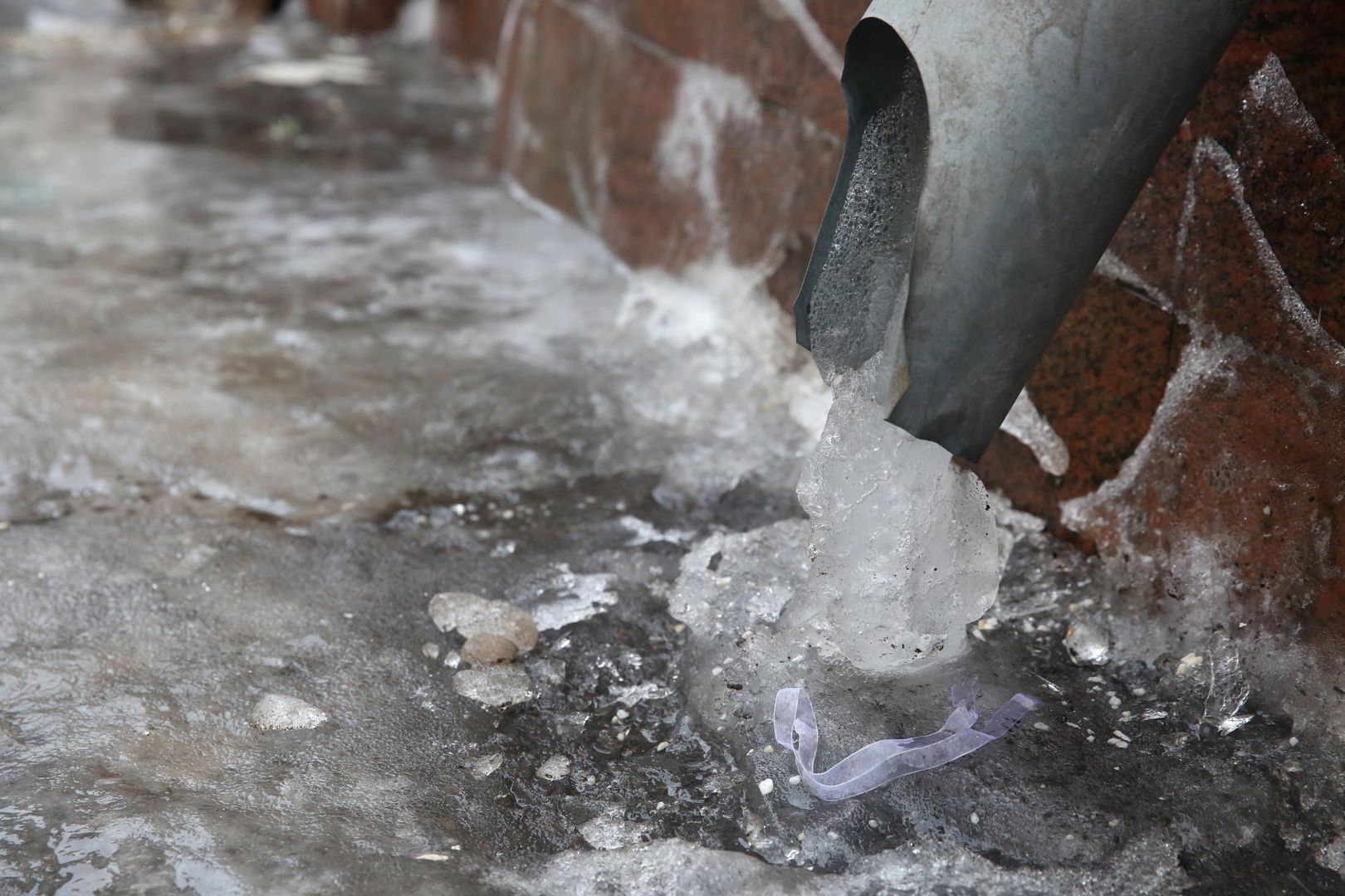 Лед на трубе