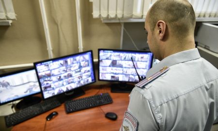 Сотрудник полиции следит за порядком